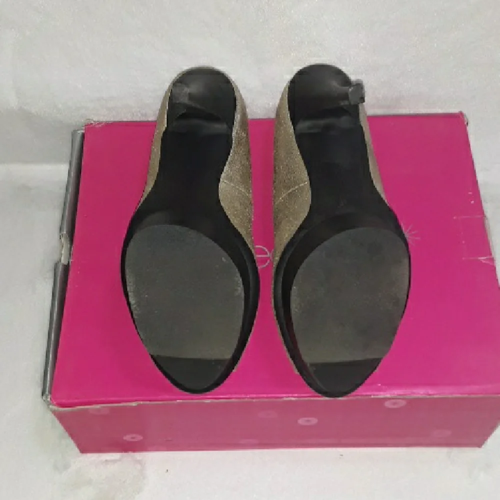 **SOLD** Silver Peep Toe Heels - Picture 6 of 11